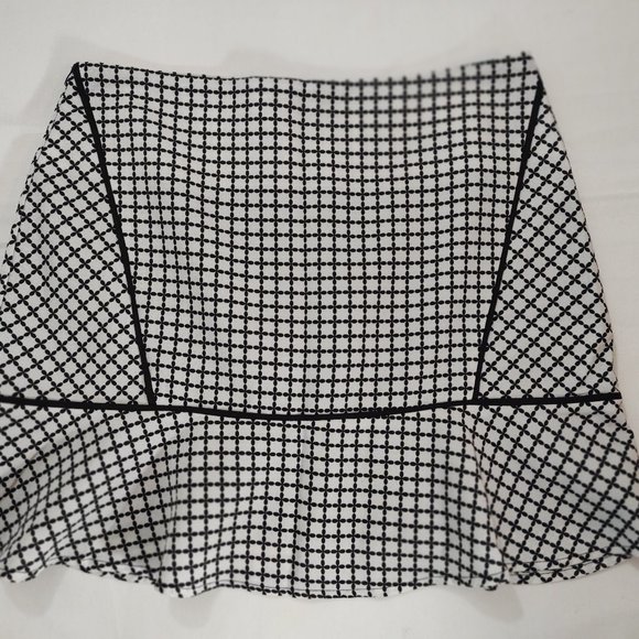 Black and White Mini Skirt Ruffled Hem Lined - Picture 12 of 12